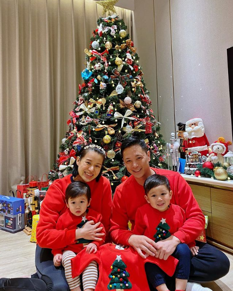 李乘德與兒子玩自拍，奕霆奕霖同框比萌，胡杏兒視角父子仨超有愛
