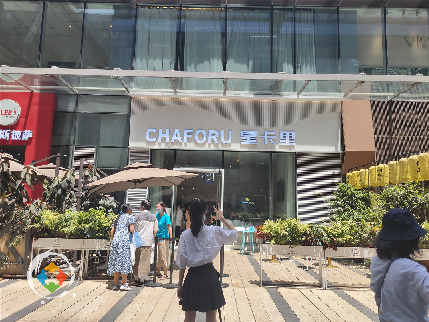 重庆“的哥”带我追星：年轻女孩们聚集在南滨路，苦苦等候着谁？