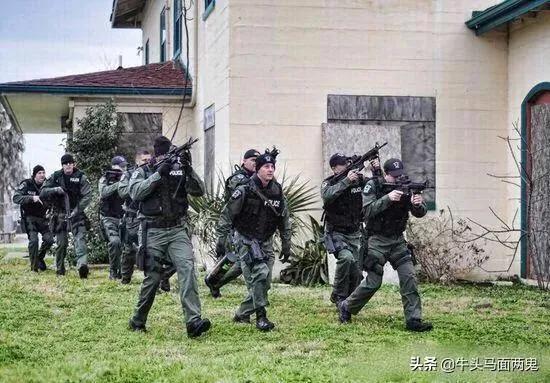 人人有槍的美國百姓，面對軍警時為何不開槍還擊？