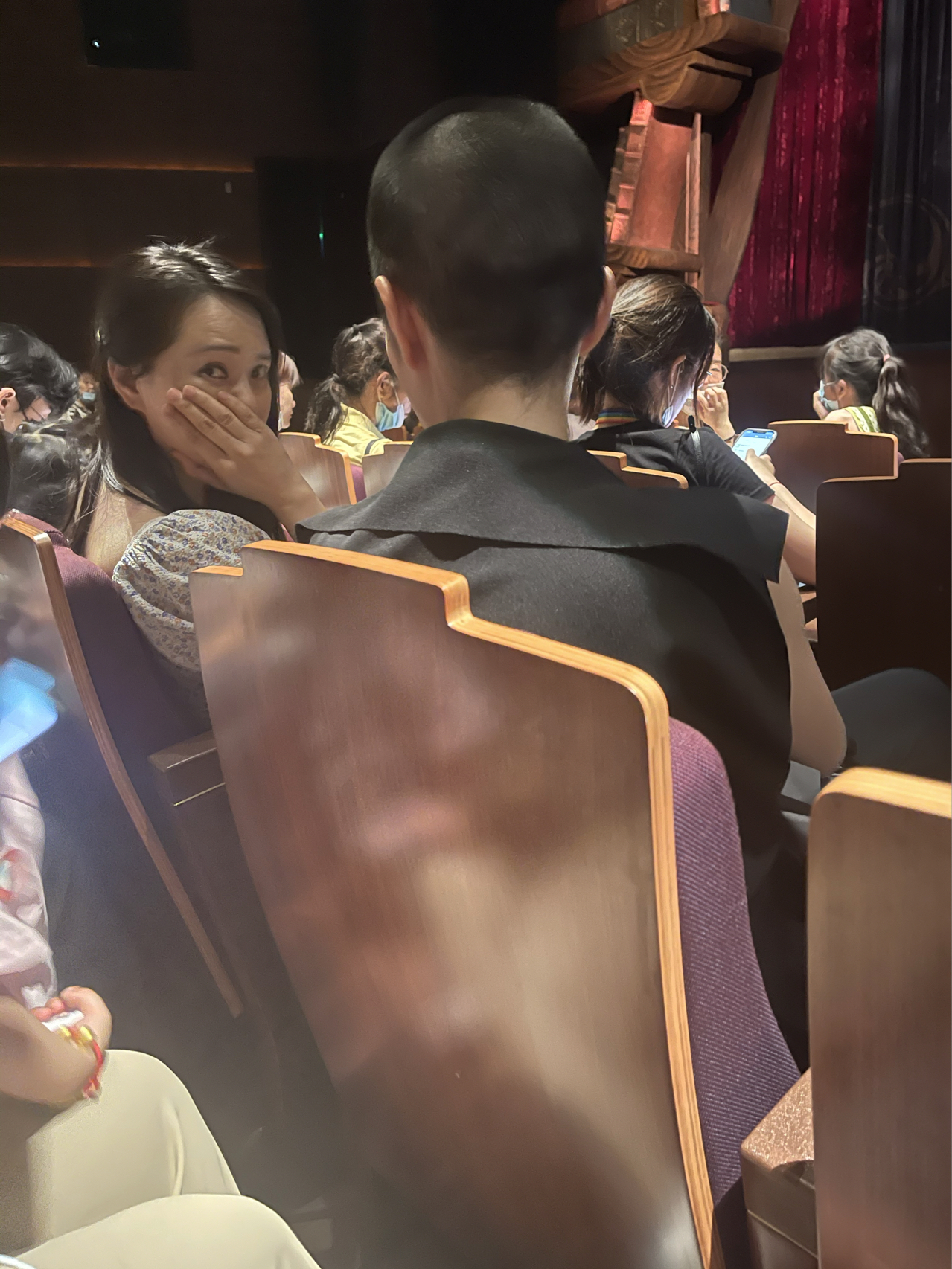 伊能静带女儿现身迪士尼，53岁真实素颜状态曝光，网友大赞保养好