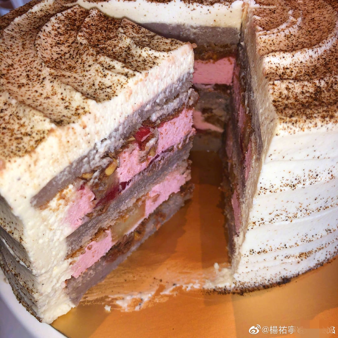 杨祐宁得女！不晒千金小手，晒蛋糕！图片和内容有什么关系吗？