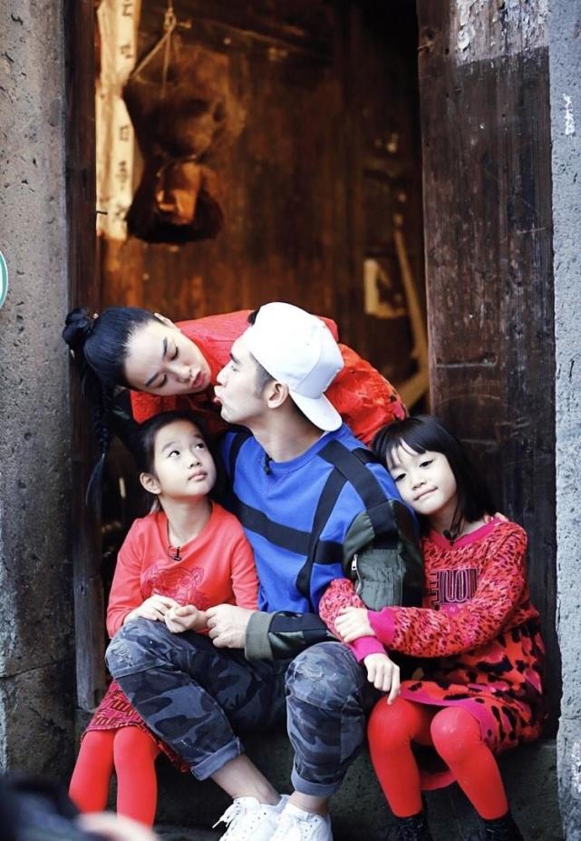 立威廉晒女儿萌照，Harper变呆萌小考拉，打扮变丑依然美得不得了