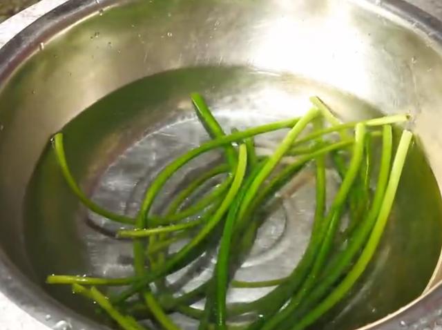 图片[3]-蒜苔新吃法 凉拌蒜苔的做法-起舞食谱网