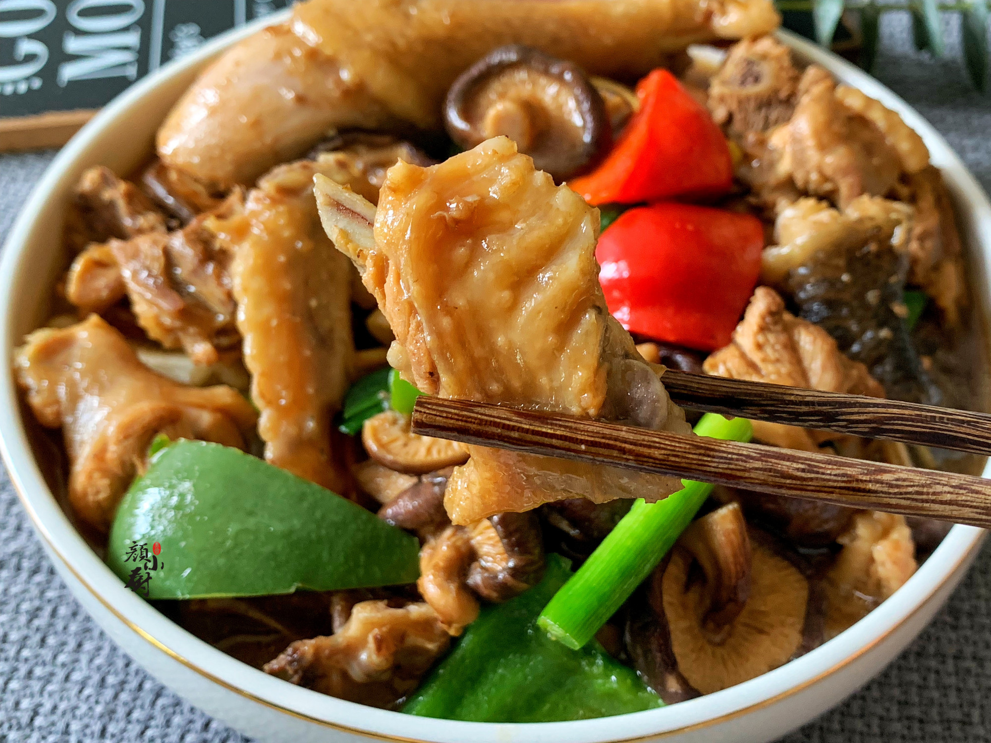 燉雞時有人焯水，有人直接燉，全不對，學會此做法，比飯店還香