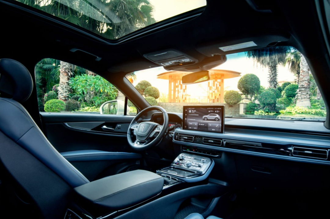 2.7T V6、22向座椅调节、35个声学包，看航海家的豪华