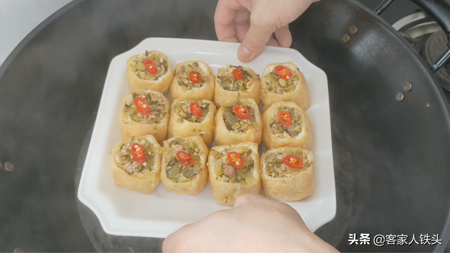 逢年过节，油豆腐不炖肉了，教你一个新鲜吃法，好吃解馋待客不错