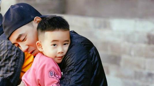 陈小春粗暴的教育方式却养出暖男儿子，表达爱有多重要？