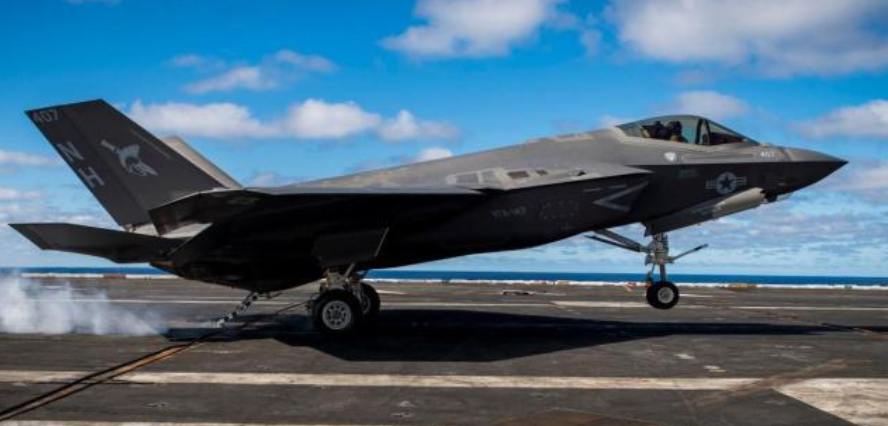 终极大黄蜂！美军再获新型舰载机，某些方面比