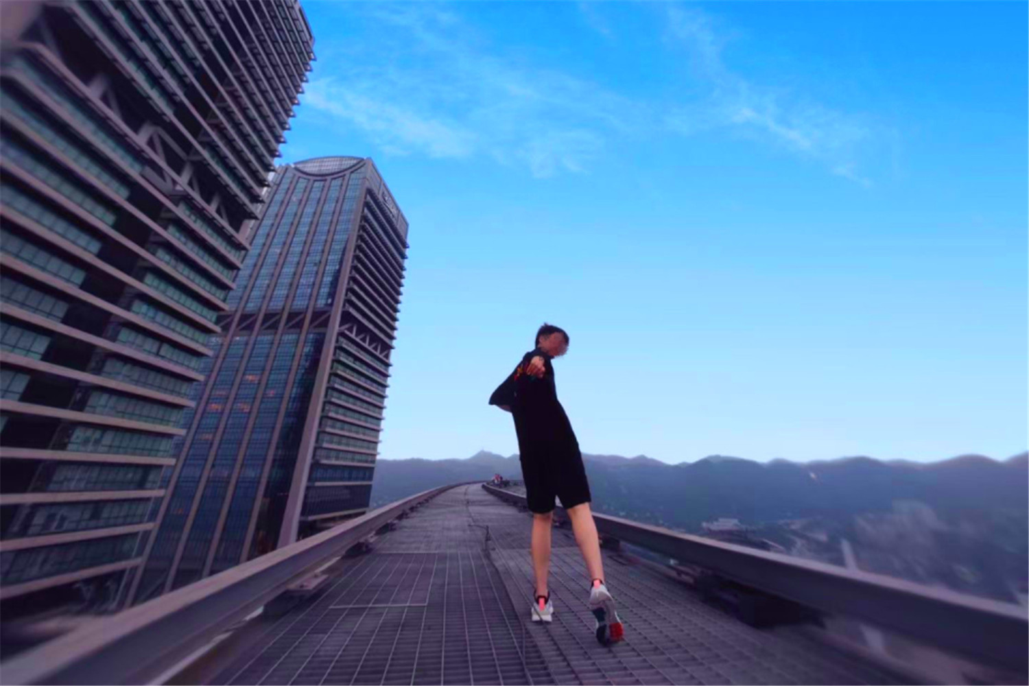 重庆来福士开业2年了，商场人来人往十分热闹，老百姓如何评价？