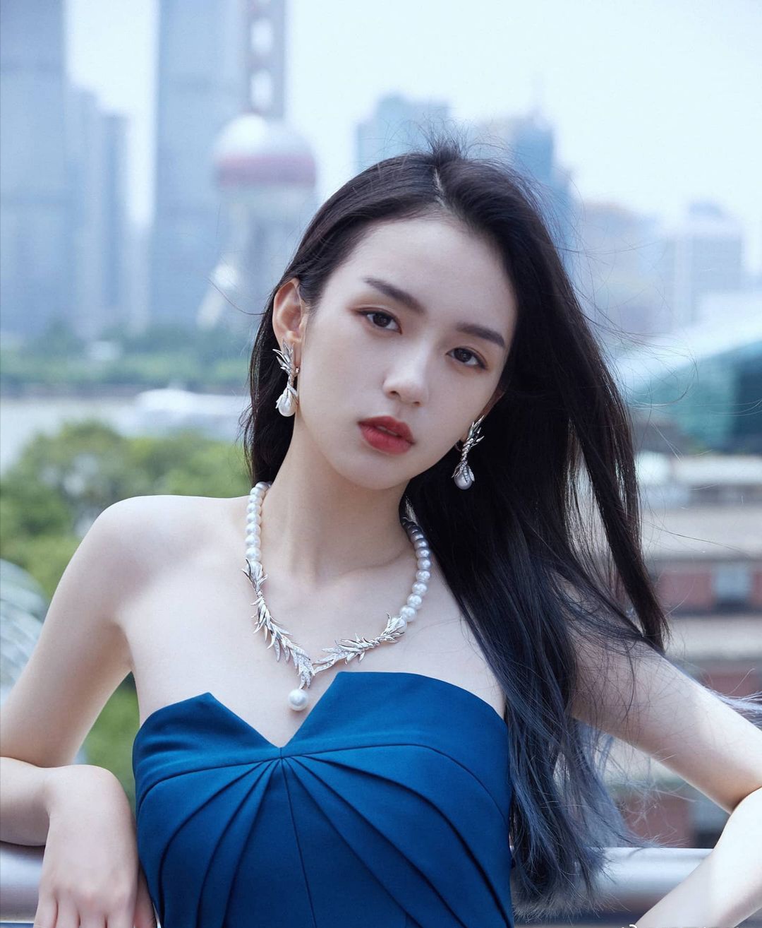 Zhou Ye, tube top dress, delicate and pretty - iNEWS