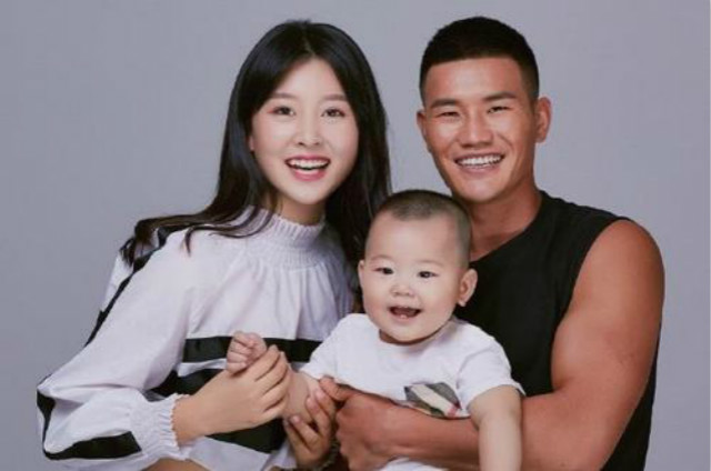 《小兵张嘎》两位演员，15年后一个当爸一个未嫁，还是老样子？