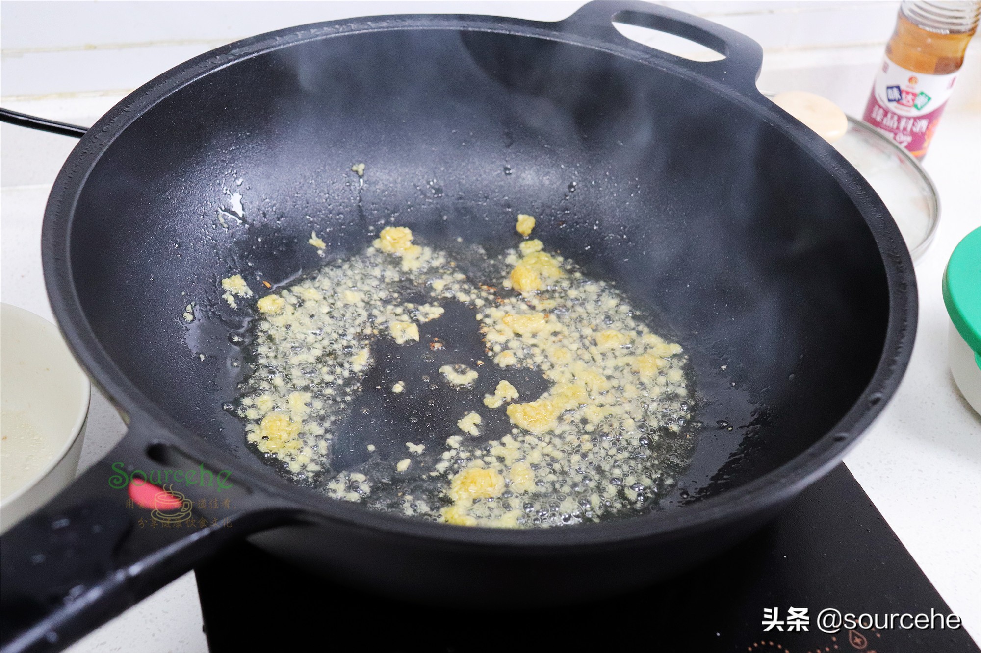 清蒸鱸魚只需8分鐘，一靠火候二靠調味，魚肉離骨，鮮美香滑