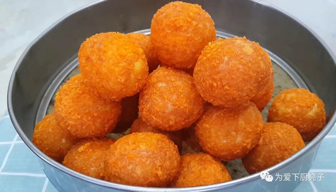 自制南瓜丸子的做法，锅里一炸，出锅不发硬不吸油，全家都抢着吃