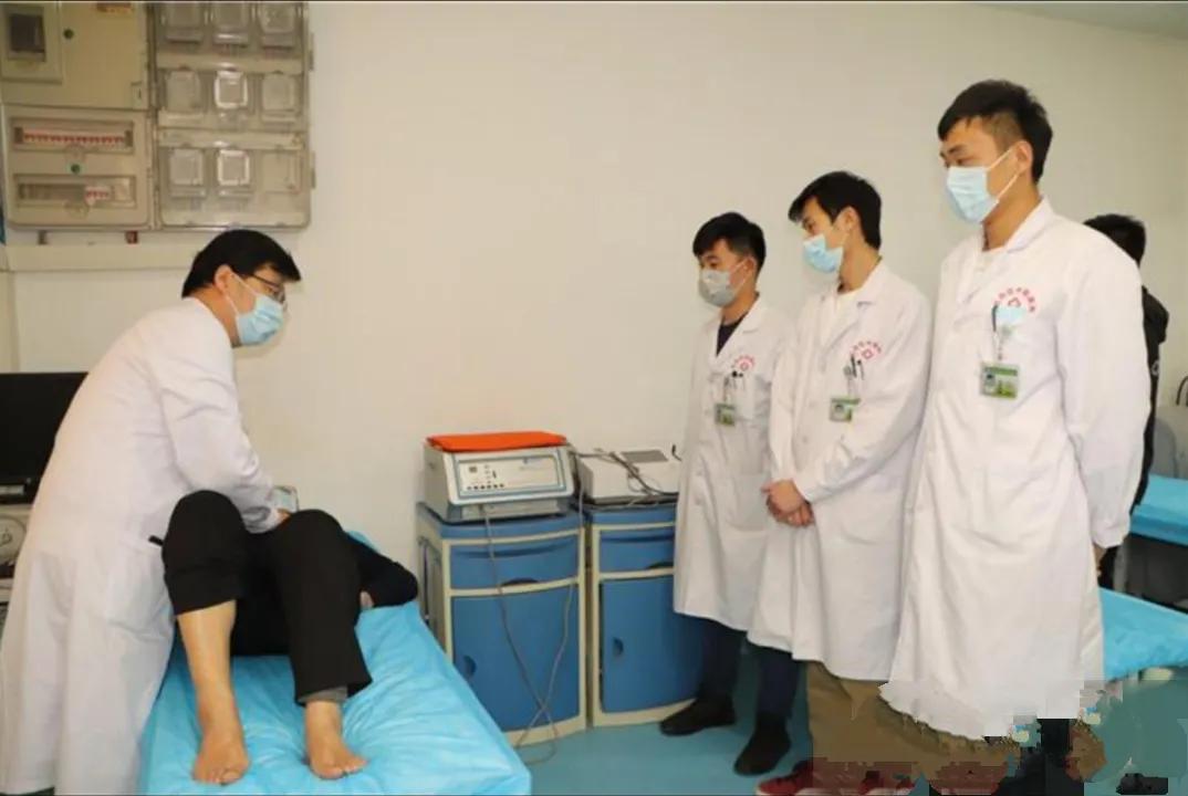医院里不仅有医生和护士，还有技师，又称康复治疗师
