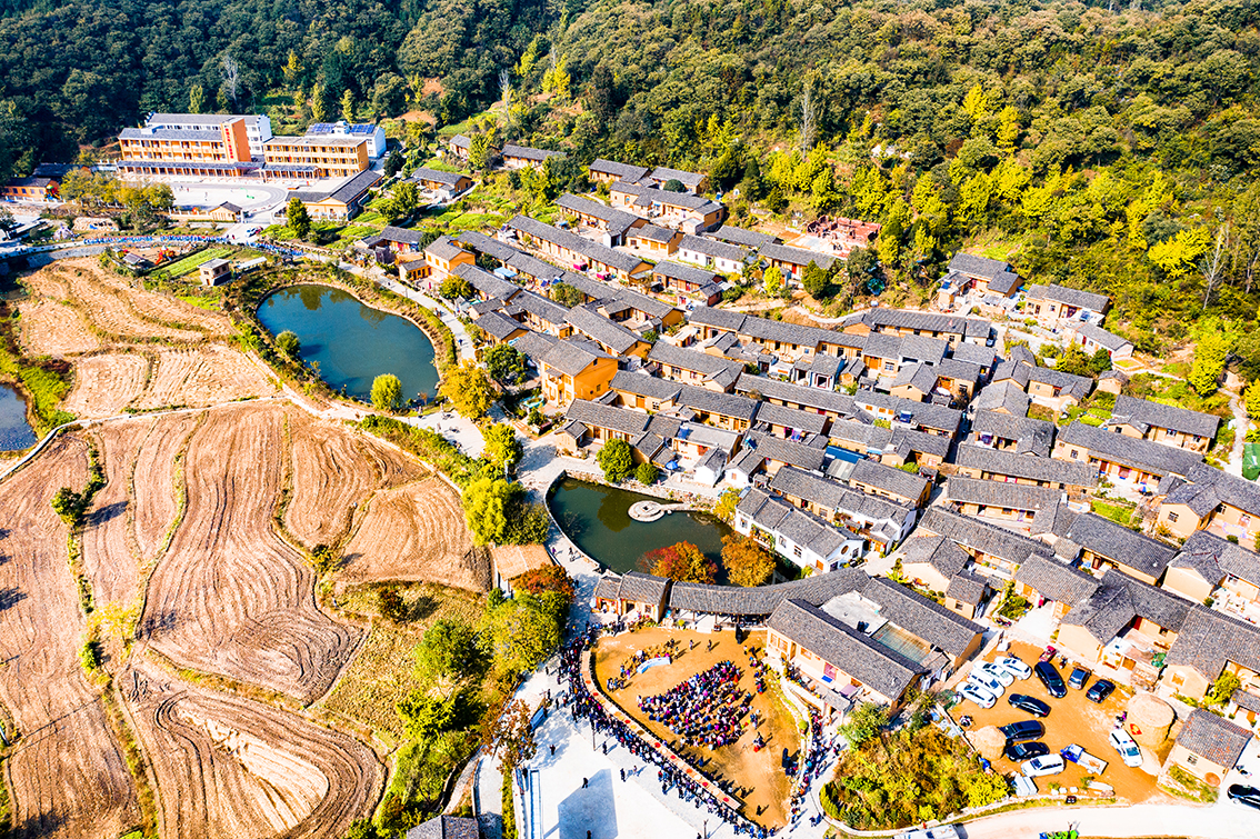 中國(guó)鄉(xiāng)村旅游新殺出一匹“黑馬”，人們都往這跑，深秋旅游真火爆