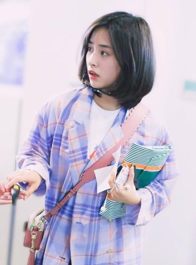 沈月机场终于穿高跟鞋，格纹西装变总裁好霸气