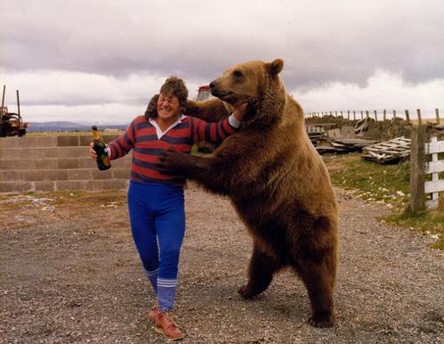 这对夫妇收留棕熊26年，棕熊无以为报，生个儿子