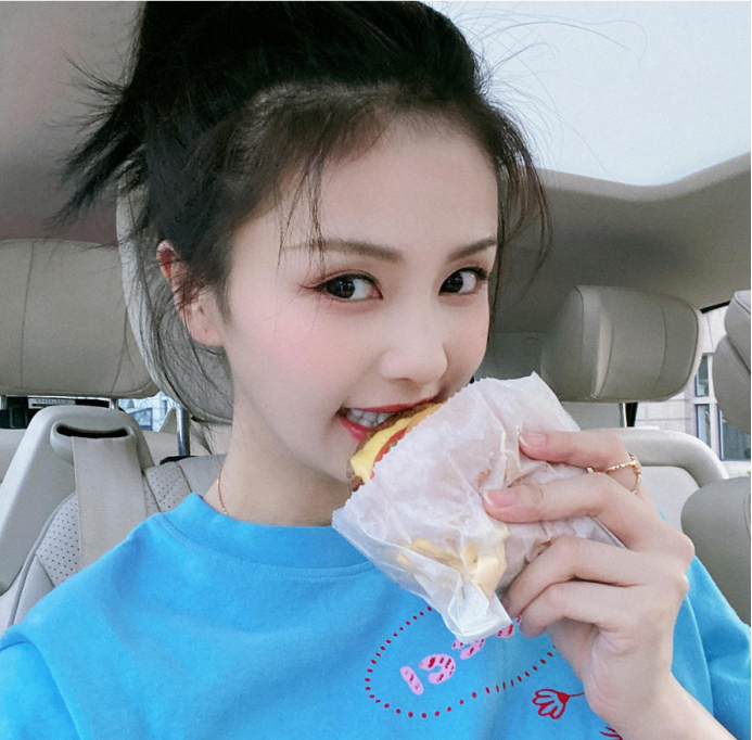 白鹿在家逗猫太生活，眼睛和猫一样大，真是有点勾人