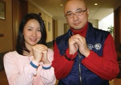 徐峥夫妇出游秀恩爱，49岁陶虹素颜似没睡醒，二人疑玩太累显疲态