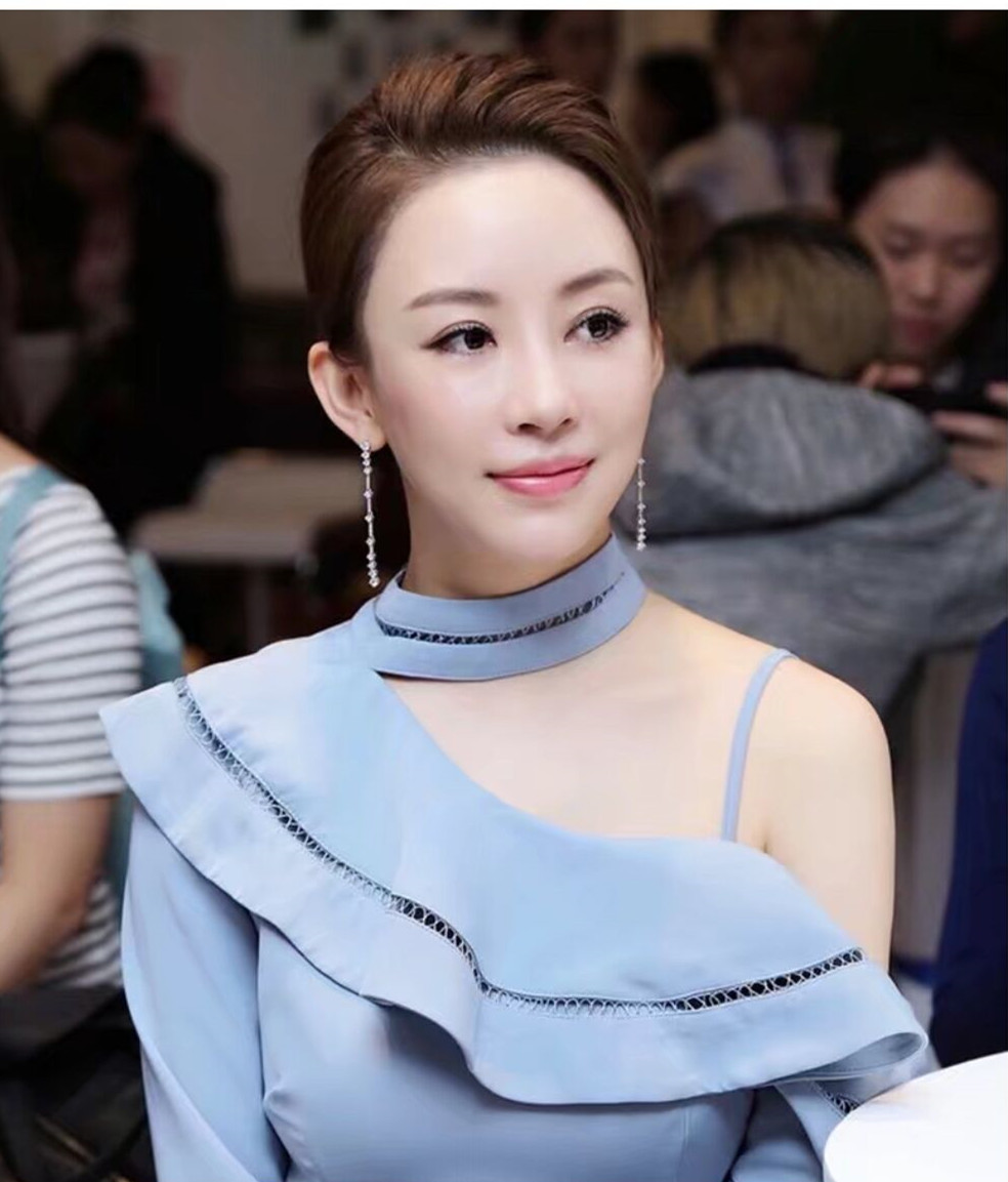 为何潘晓婷年近40还没结婚？看看她洗完澡的自拍