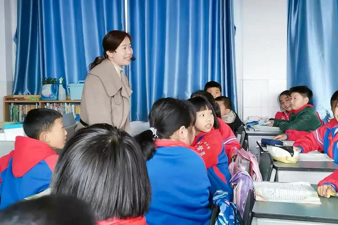 老师，您笑起来真好看——记双流区金桥小学“三八”妇女节活动