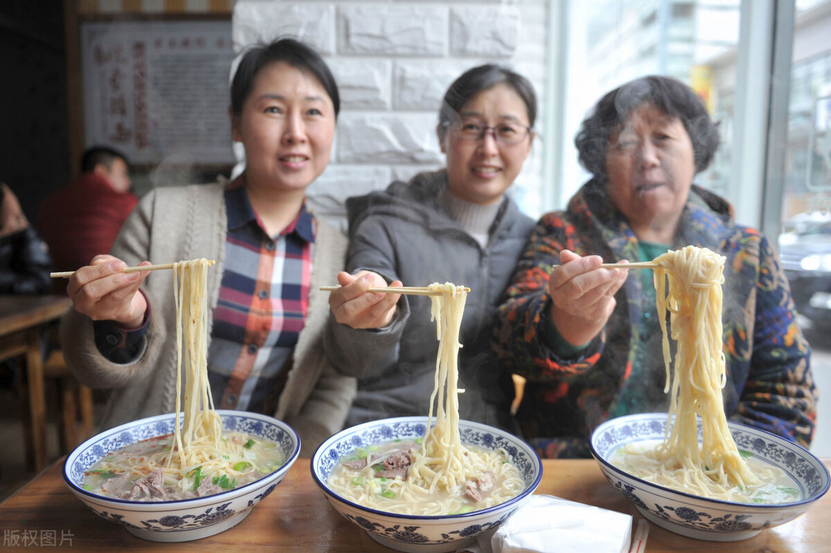 重庆面馆老板财迷心窍，学网上的“营销招数”，3个月就作死自己