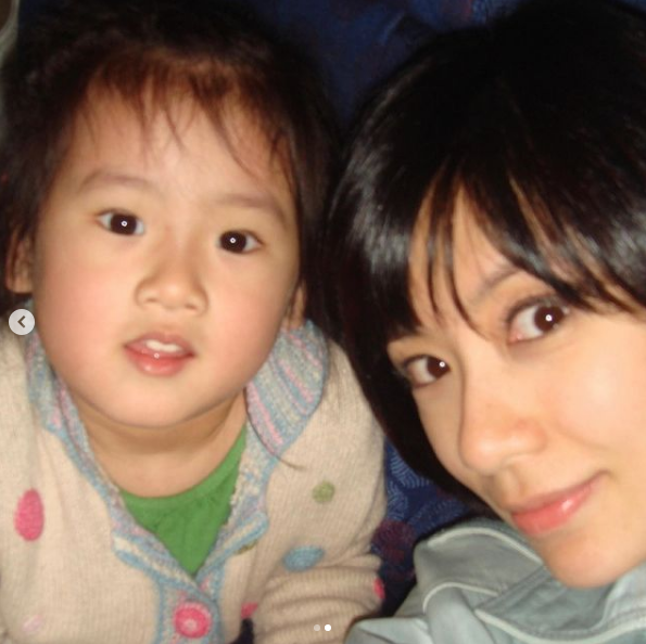 贾静雯大女儿庆16岁生日！被父亲和继母左右亲吻，一家三口好温馨