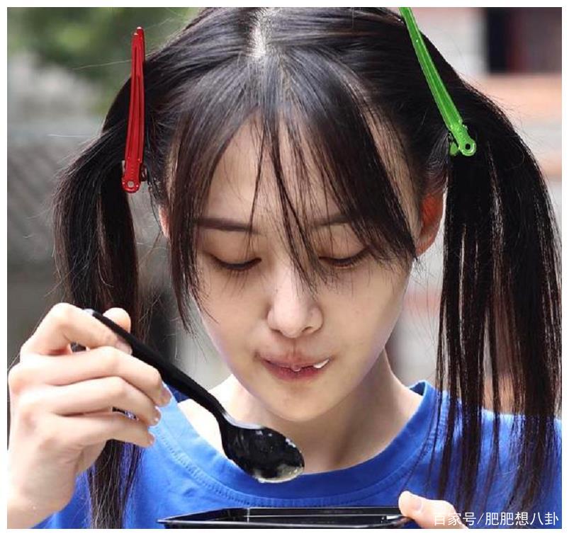 郑爽也遭遇掉发危机了？用生发梳被网友催早睡