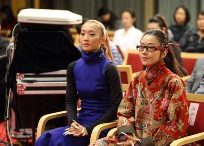 63岁杨丽萍山谷与蝴蝶共舞，一身白袍仙气足，却遭网友批破坏生态