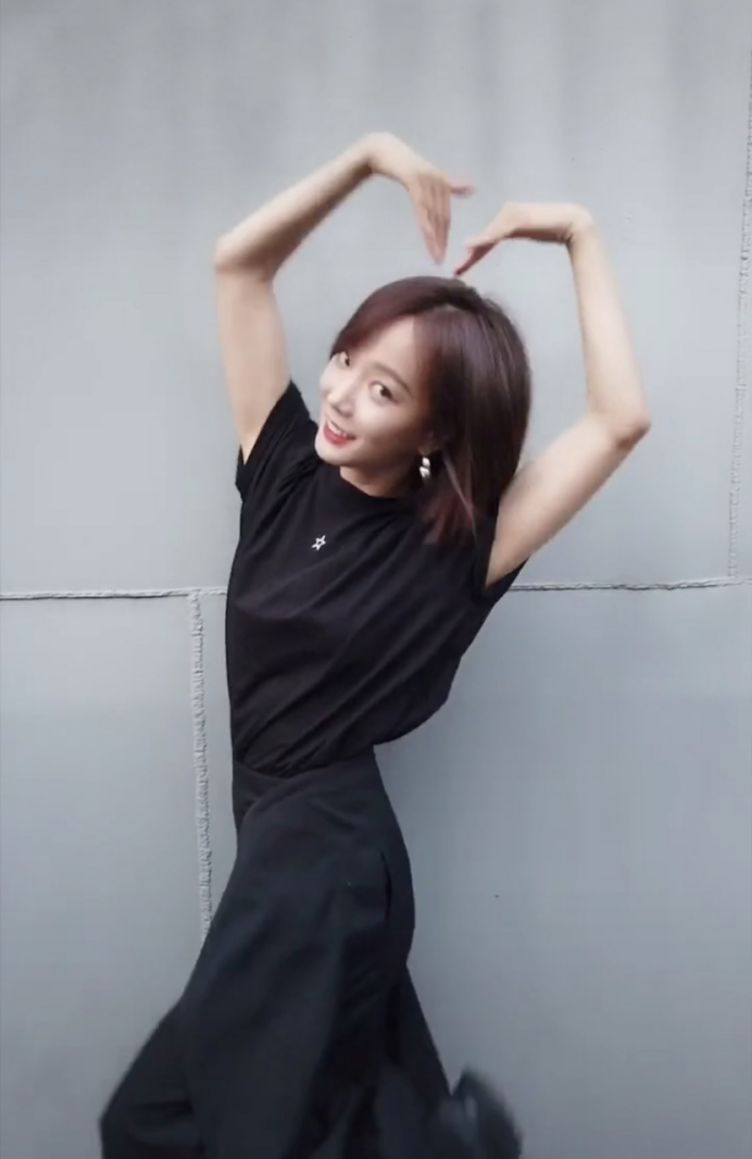 王珞丹在线“告白”比了个大心，一身沉稳黑裙，看着却十分甜蜜