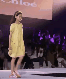 鐘麗緹13歲次女長開，與甜馨撞造型變女王，考拉“嫦娥”造型美翻