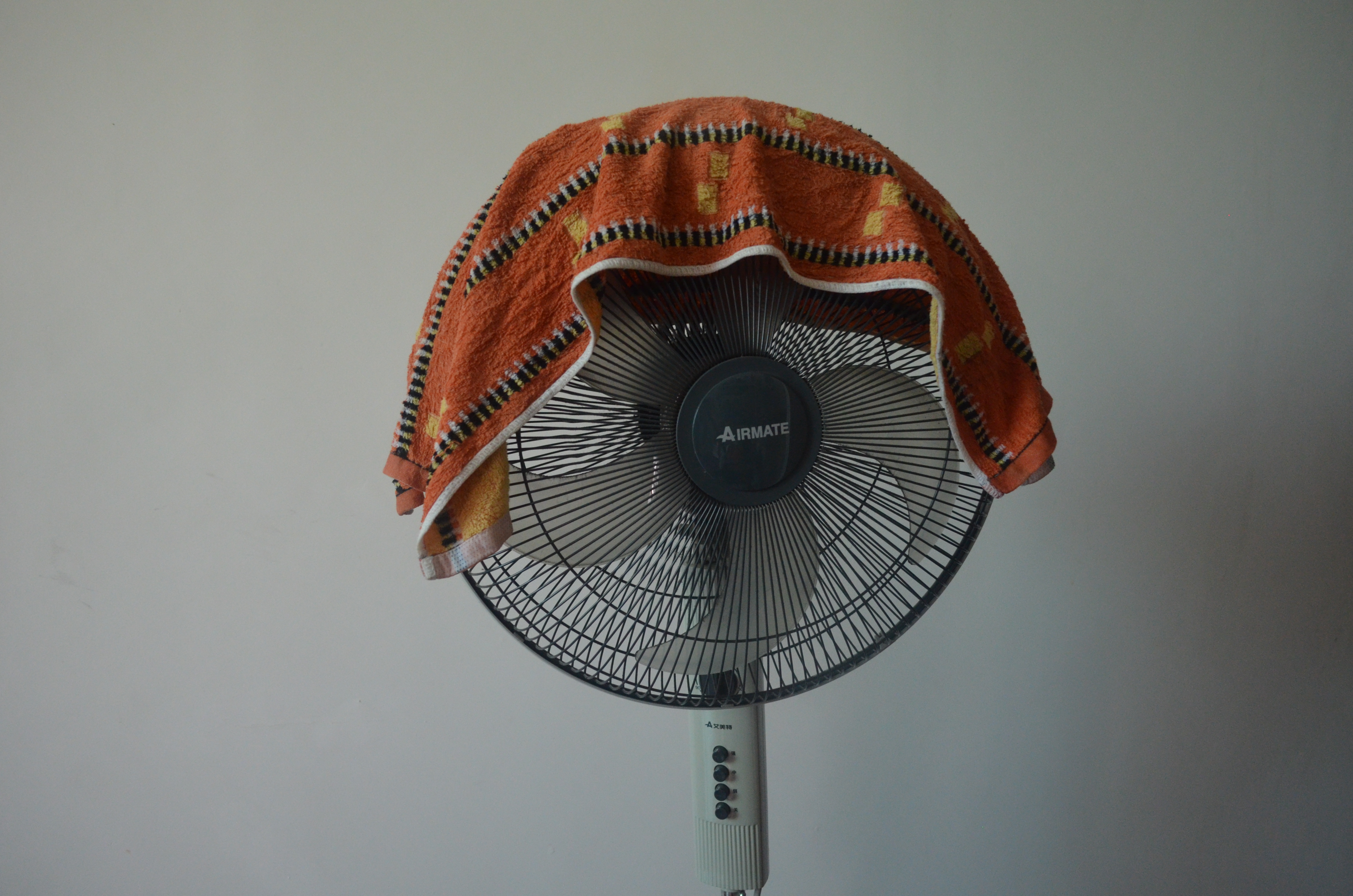 夏天开风扇，记得要在上面盖一条毛巾，知道的人还不多，涨知识了