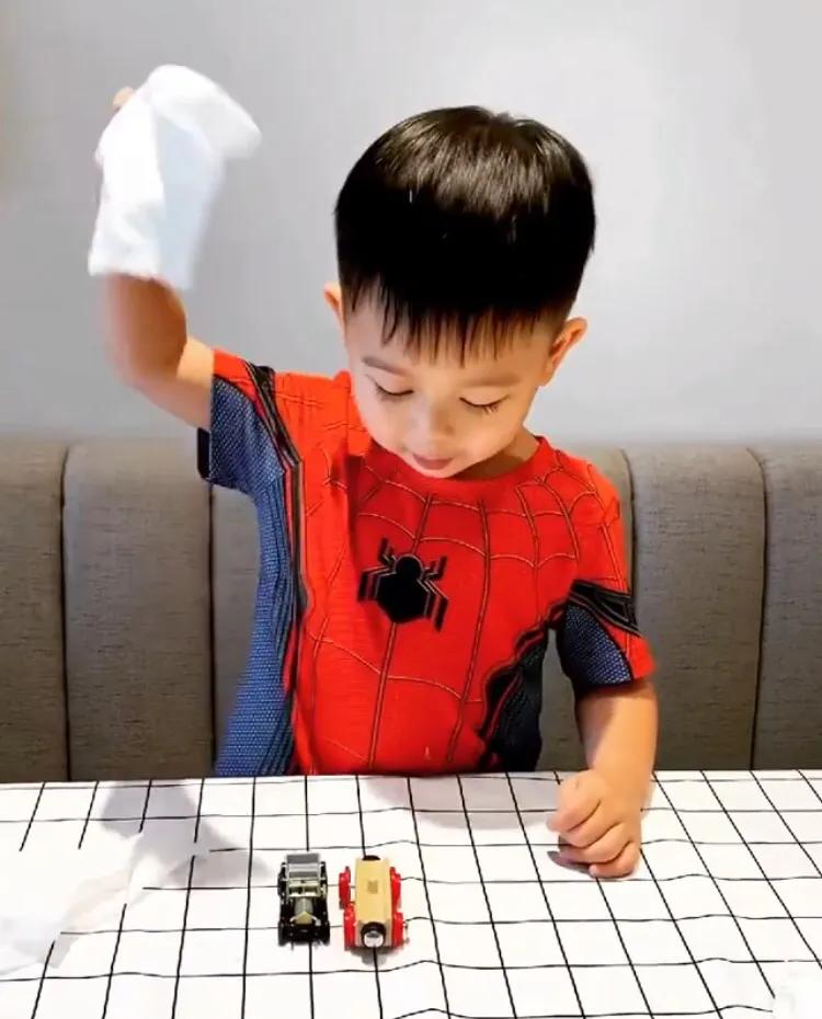 胡杏兒大兒子表演變魔術，奕霆台詞動作到位，頗有魔術師範兒