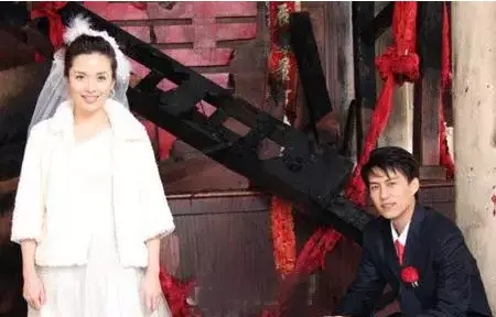 靳东：两次爱上离婚妇女，不顾家人反对娶了二