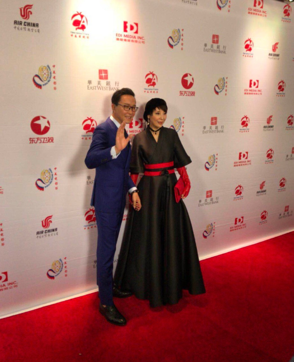 吴刚妻子才叫会保养，一把年纪了脸还溜光水滑