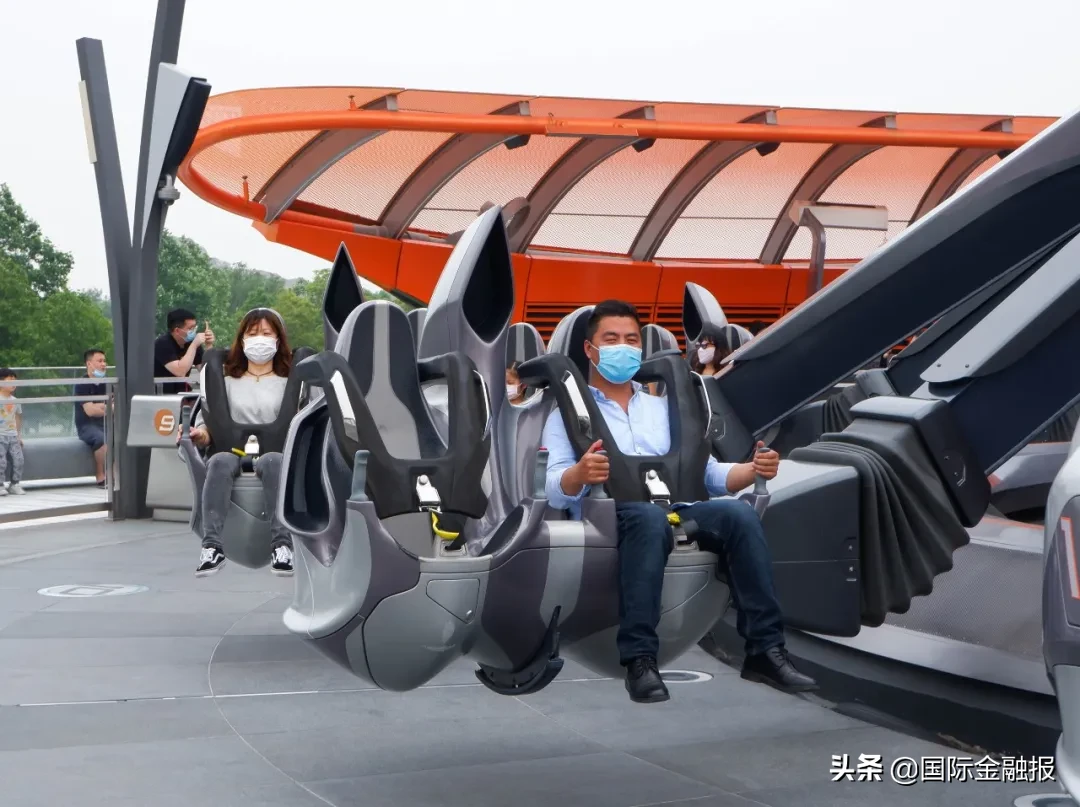 上海迪士尼重新开放首日初体验：隔排就坐玩项