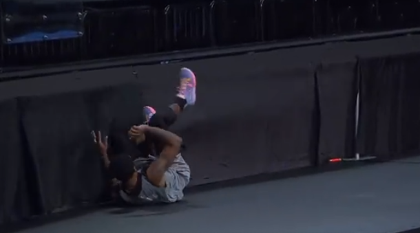 球衣|欧文成功将球衣送给阿德巴约!保安这次没能阻止 偷偷藏衣服的举动太可爱了