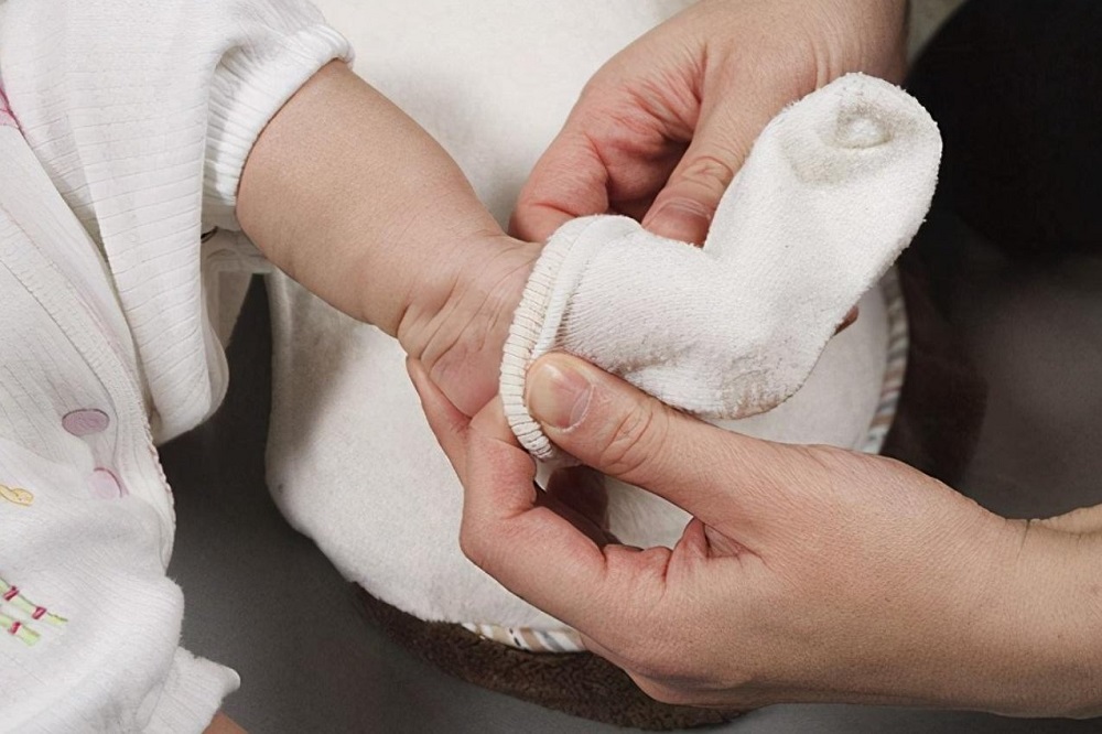 Whether the baby wears socks in summer, Bao's mother and the elderly