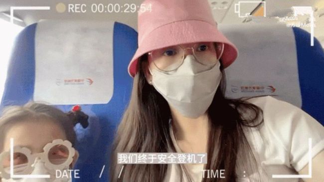 方媛带女儿旅行，不小心暴露坐经济舱遭热议，都在怪郭富城太小气