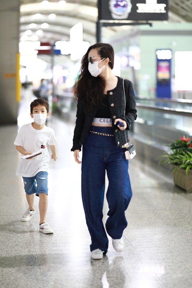 霍思燕带儿子出行，穿露脐装小秀性感，8岁嗯哼身高到妈妈肩膀