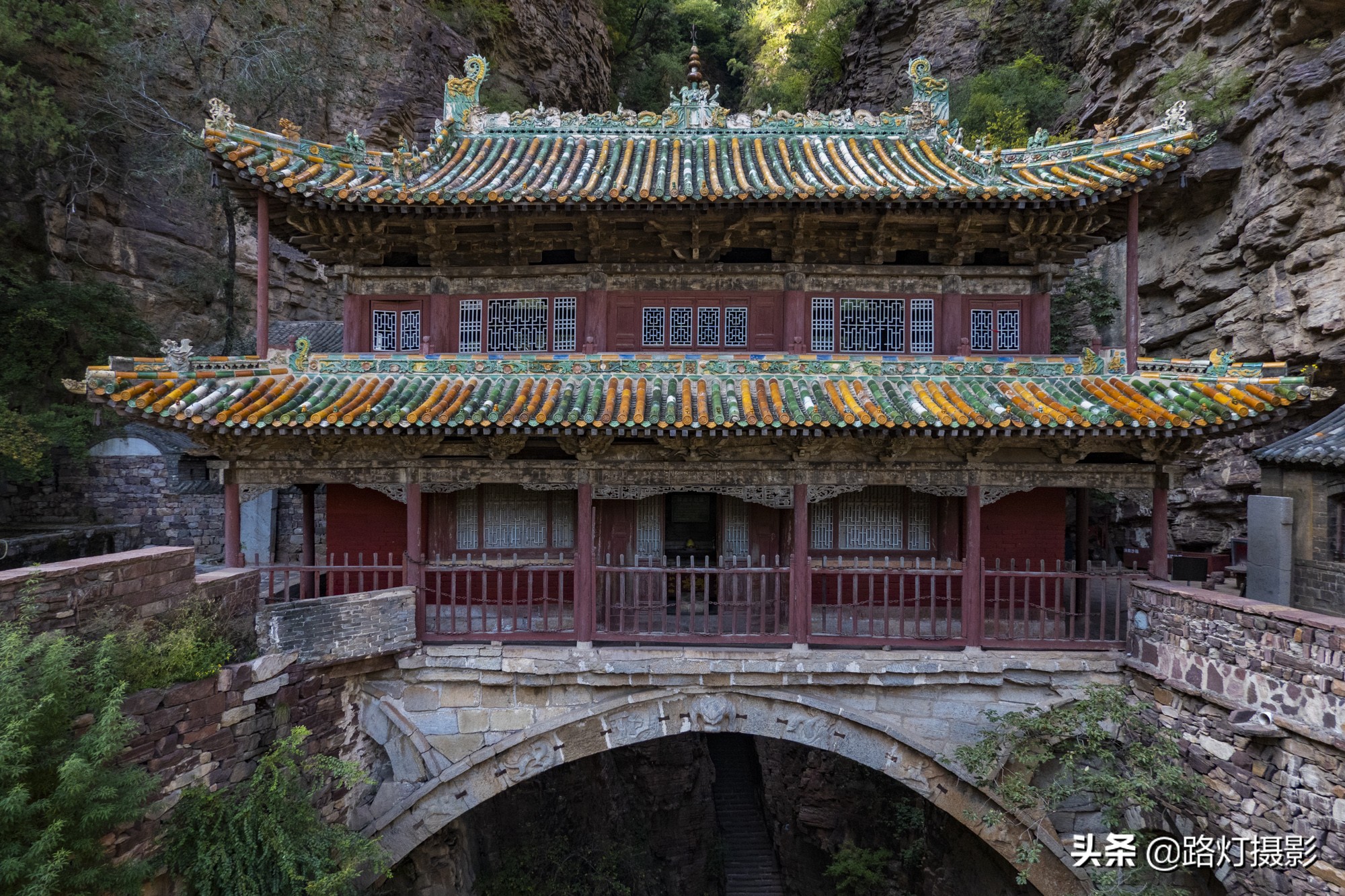 Flying in the sky!  There is a "hanging temple" in Hebei, which spans over 500 years of precipitous cliffs. It is a wonder