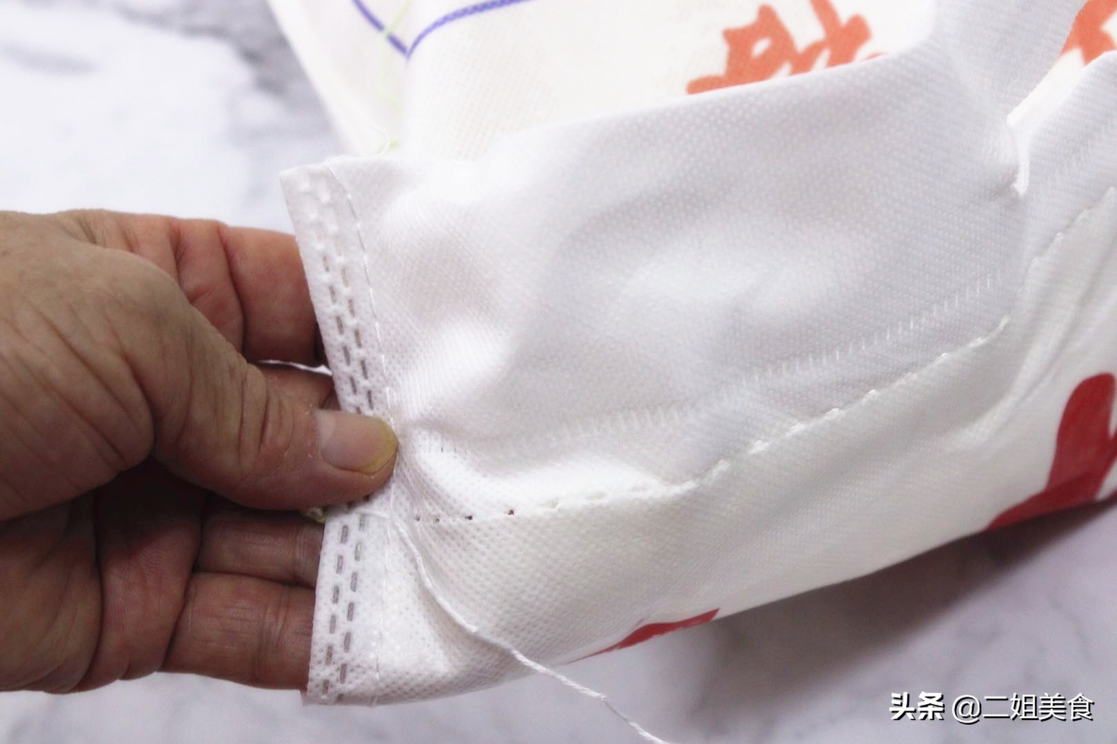 原来面袋子上有一个小机关，轻轻一拉就打开了，再不用生拉硬拽