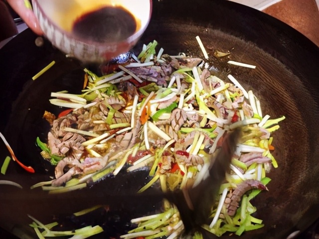The most important part of stir-fried kidney scallops is here, the superb technology of removing the fishy and fragrant, can not stop drooling