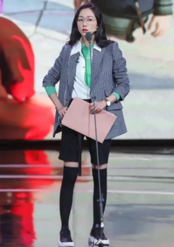 韩雪太不容易了，37岁被要求穿上“学妹袜”，还好她的腿够细