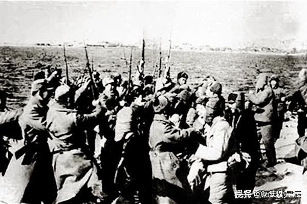 800多名美军投降！志愿军不解，美中尉解释：4个