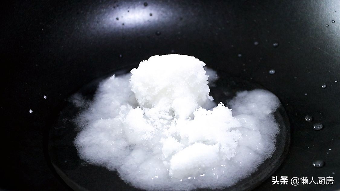 腰果不用油炸，撒點白糖炒一炒，比油炸得更好吃，香甜酥脆