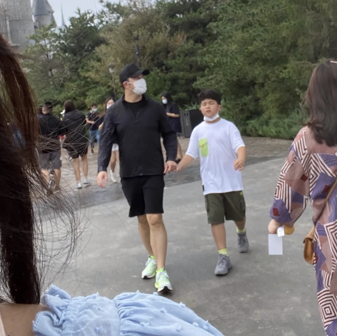 沙溢全家打卡环球影城，胡可无美颜自信怼脸拍，安吉小鱼儿齐长胖