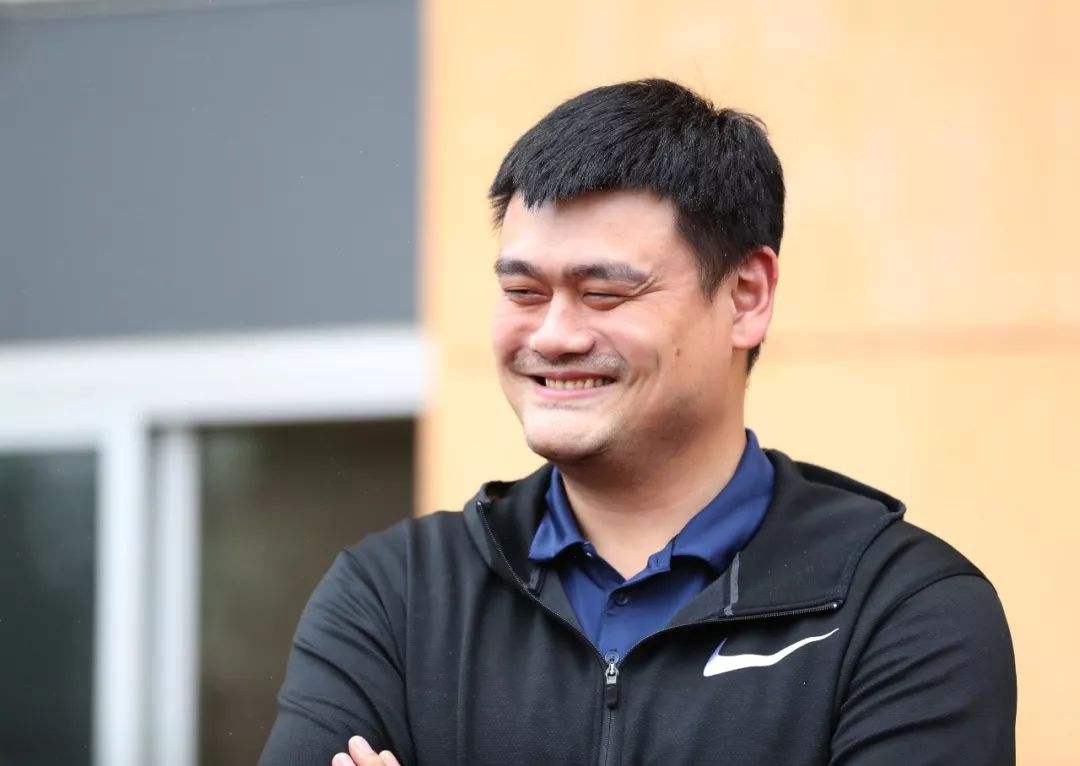 姚明一年的收入，折合成人民币是多少？