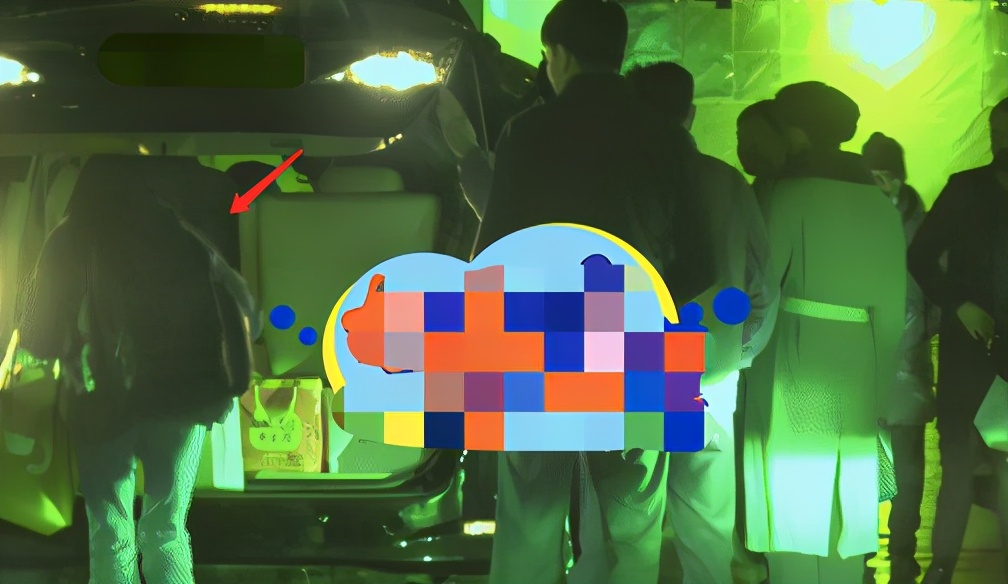 67岁成龙聚餐被拥簇排场大，86万保姆车曝光，后