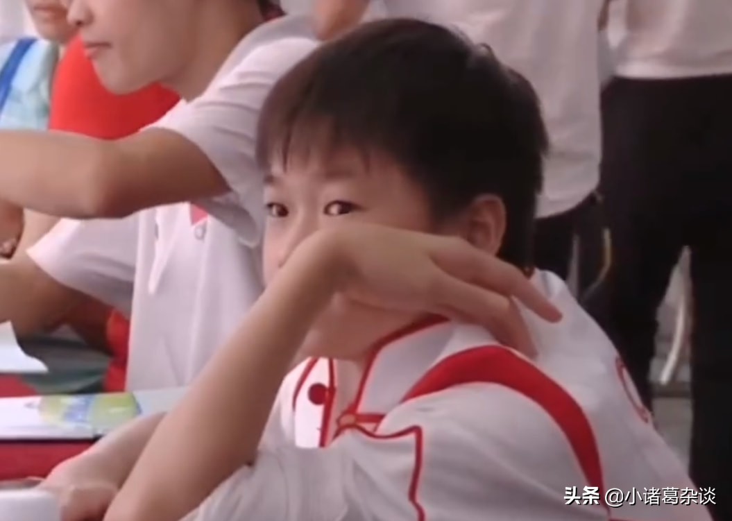 全红婵真烦了！被摸下巴+架起来合影，嘟嘴内心崩溃，成吉祥物了